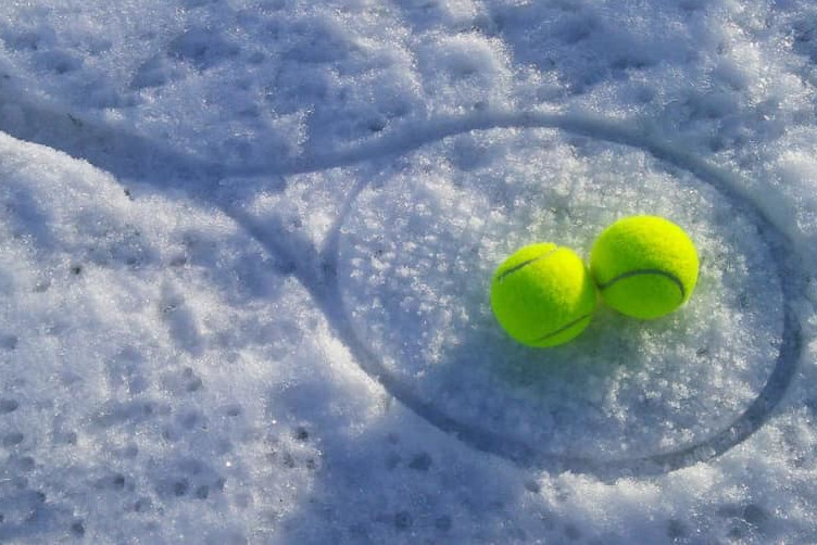 Racket in Snow